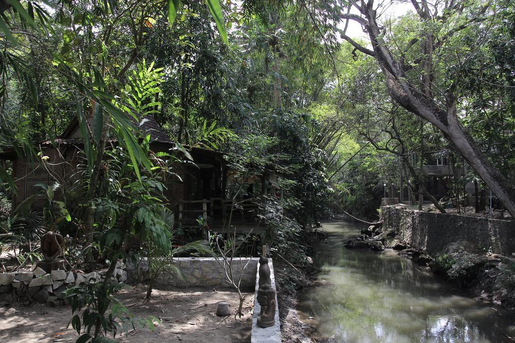 Rumah Senjakala Bantul Buitenkant foto